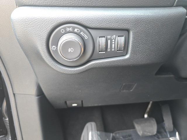 Photo of 2025 Diamond Black Crystal Pearlcoat Chrysler Pacifica