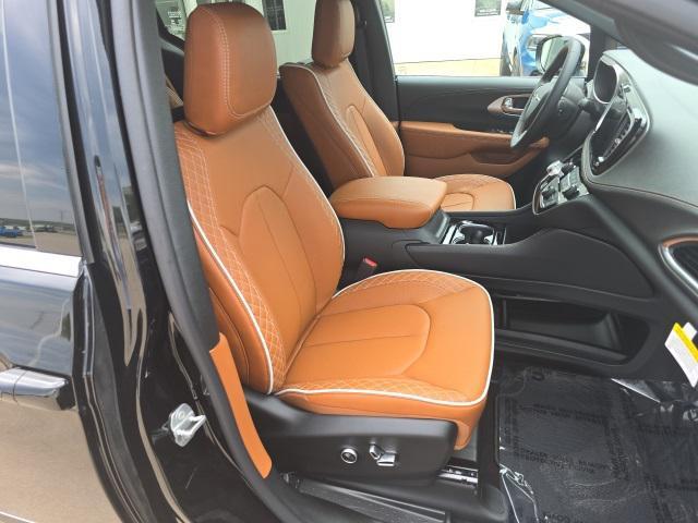 Photo of 2025 Diamond Black Crystal Pearlcoat Chrysler Pacifica