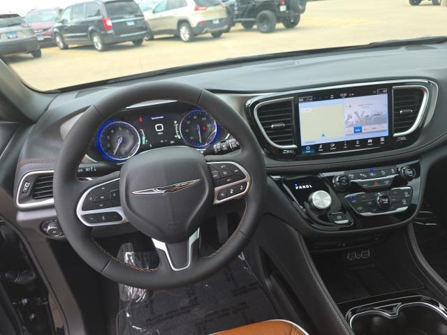Photo of 2025 Diamond Black Crystal Pearlcoat Chrysler Pacifica