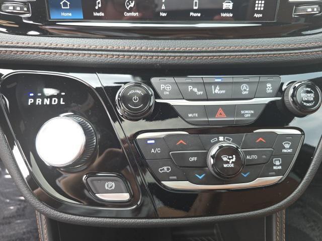 Photo of 2025 Diamond Black Crystal Pearlcoat Chrysler Pacifica