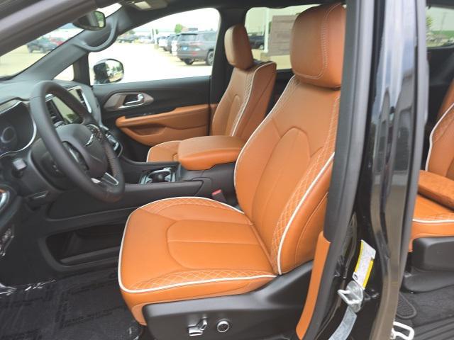 Photo of 2025 Diamond Black Crystal Pearlcoat Chrysler Pacifica