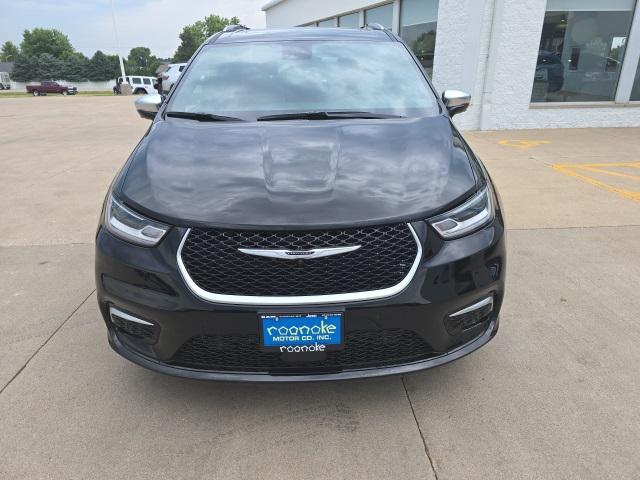 Photo of 2025 Diamond Black Crystal Pearlcoat Chrysler Pacifica