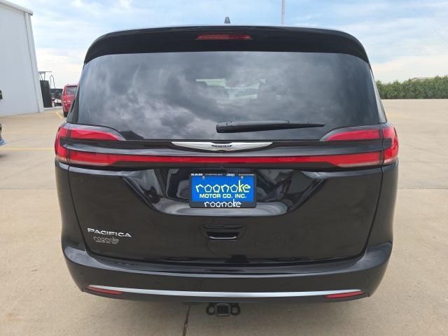 Photo of 2025 Diamond Black Crystal Pearlcoat Chrysler Pacifica