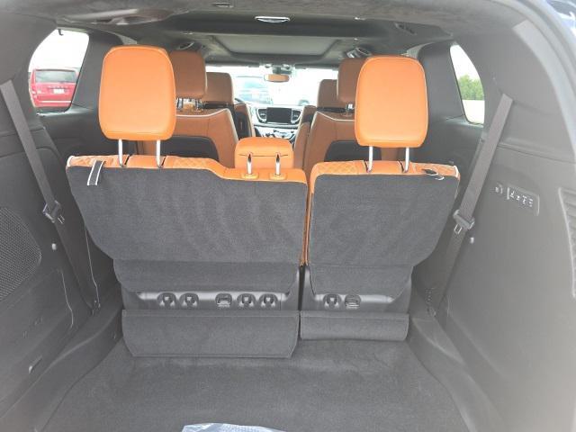 Photo of 2025 Diamond Black Crystal Pearlcoat Chrysler Pacifica