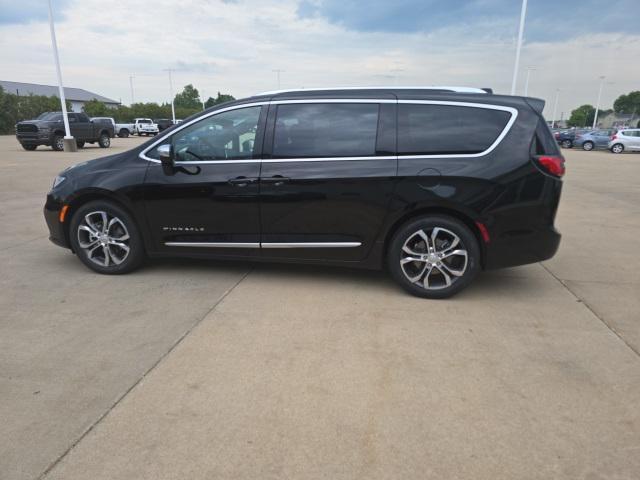 Photo of 2025 Diamond Black Crystal Pearlcoat Chrysler Pacifica