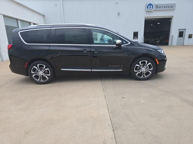 Photo of 2025 Diamond Black Crystal Pearlcoat Chrysler Pacifica