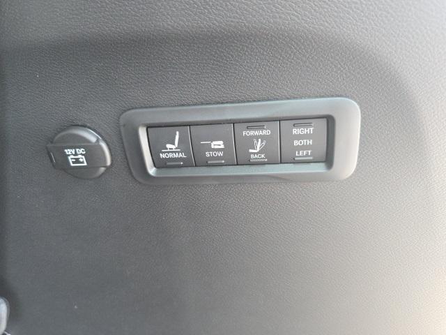 Photo of 2025 Diamond Black Crystal Pearlcoat Chrysler Pacifica