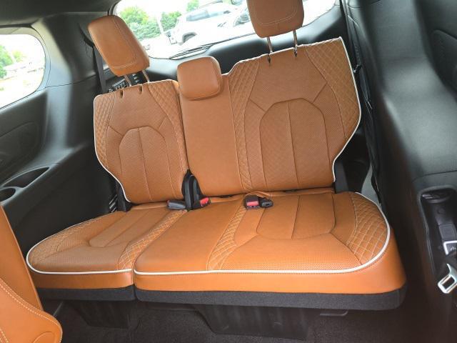 Photo of 2025 Diamond Black Crystal Pearlcoat Chrysler Pacifica