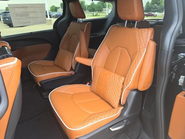 Photo of 2025 Diamond Black Crystal Pearlcoat Chrysler Pacifica