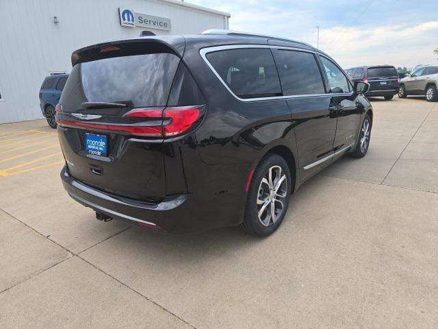 Photo of 2025 Diamond Black Crystal Pearlcoat Chrysler Pacifica