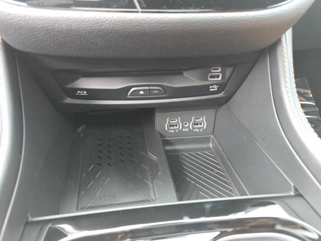 Photo of 2025 Diamond Black Crystal Pearlcoat Chrysler Pacifica