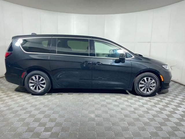 Photo of 2023 Brilliant Black Crystal Pearlcoat Chrysler Pacifica Hybrid