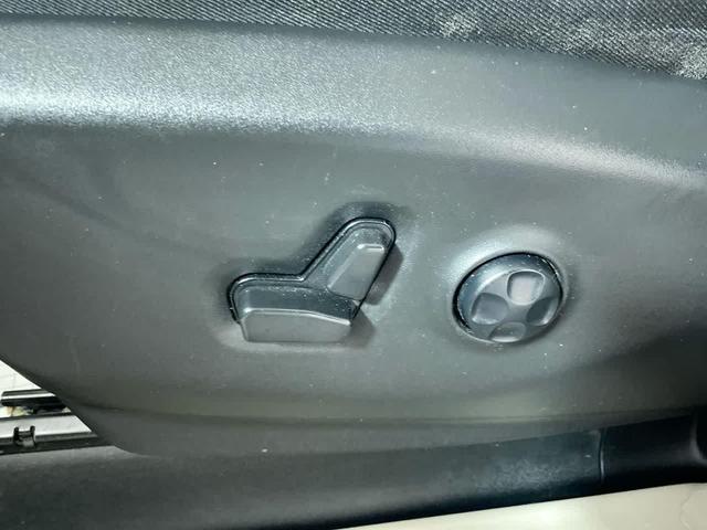 Photo of 2023 Brilliant Black Crystal Pearlcoat Chrysler Pacifica Hybrid