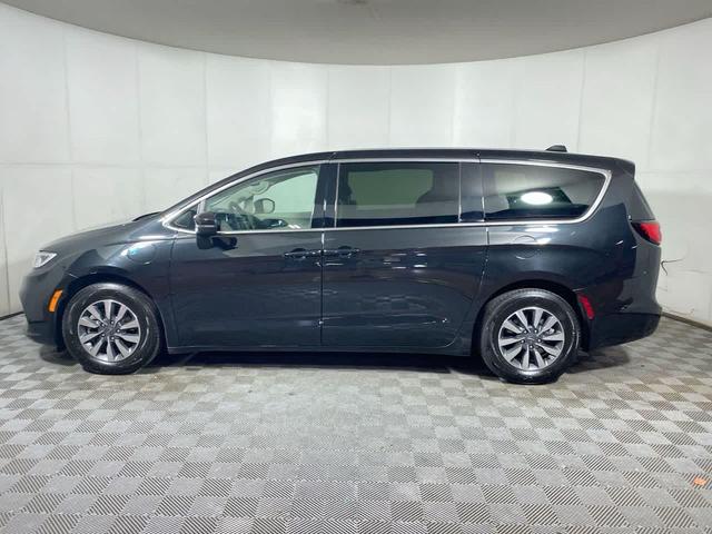 Photo of 2023 Brilliant Black Crystal Pearlcoat Chrysler Pacifica Hybrid