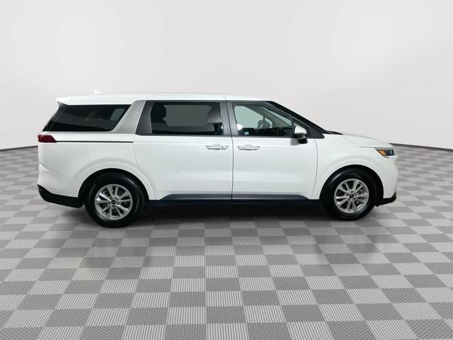 Photo of 2024 Snow White Pearl Kia Carnival