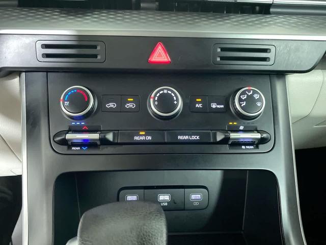 Photo of 2024 Snow White Pearl Kia Carnival