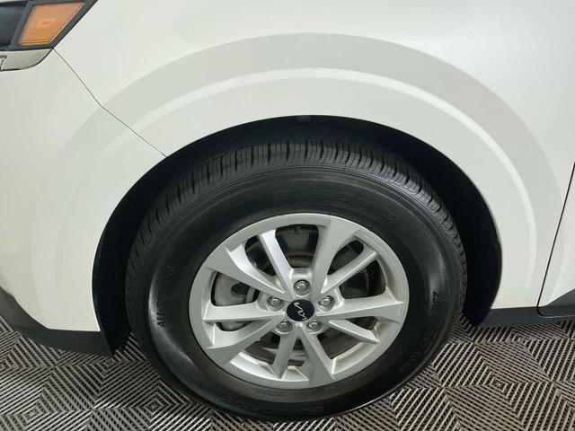 Photo of 2024 Snow White Pearl Kia Carnival