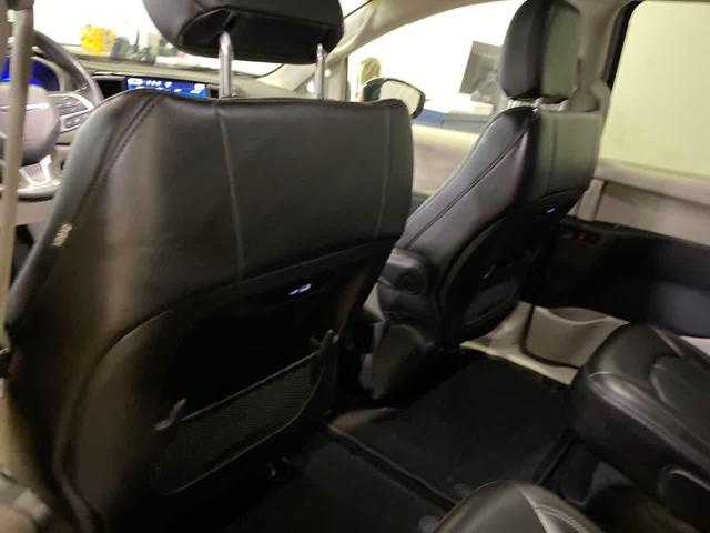 Photo of 2024 Silver Mist Clearcoat Chrysler Pacifica