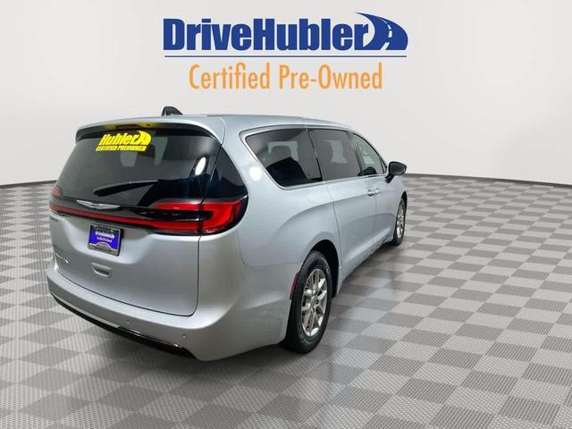 Photo of 2024 Silver Mist Clearcoat Chrysler Pacifica