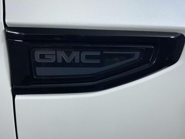 Photo of 2022 White Frost Tricoat GMC Yukon XL