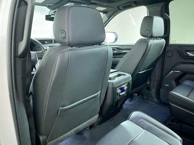 Photo of 2022 White Frost Tricoat GMC Yukon XL