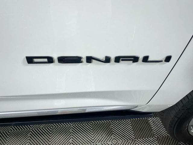 Photo of 2022 White Frost Tricoat GMC Yukon XL