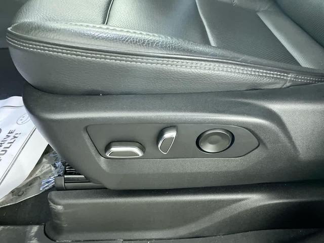 Photo of 2022 White Frost Tricoat GMC Yukon XL