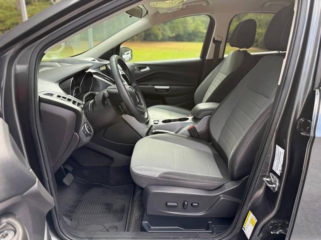 Photo of 2016 White Platinum Metallic Tri-Coat Ford Escape