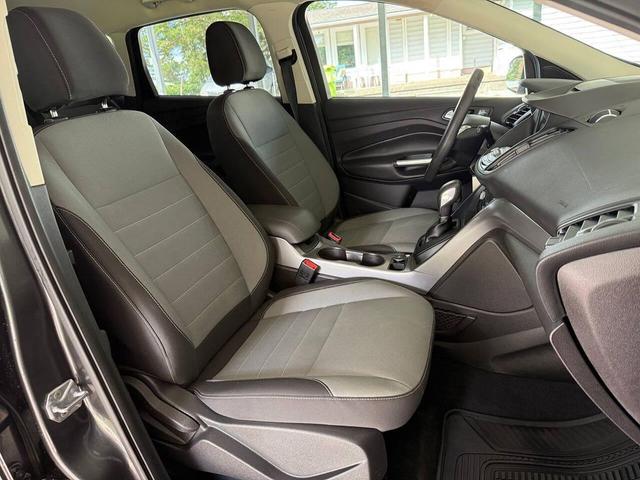 Photo of 2016 White Platinum Metallic Tri-Coat Ford Escape
