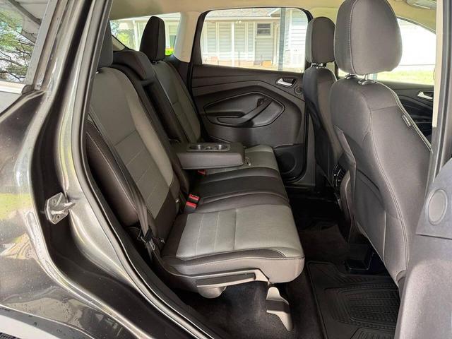Photo of 2016 White Platinum Metallic Tri-Coat Ford Escape
