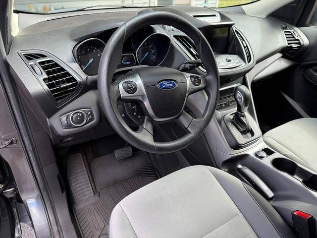 Photo of 2016 White Platinum Metallic Tri-Coat Ford Escape