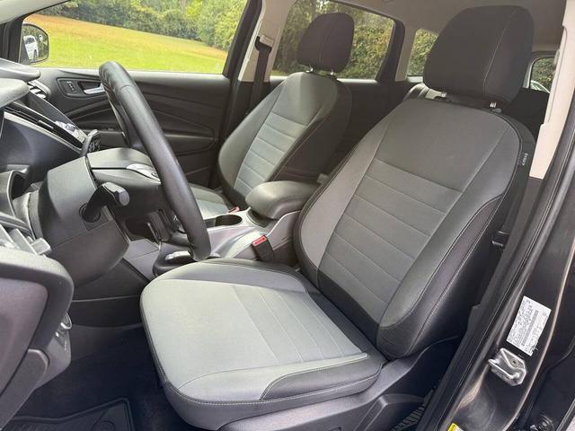 Photo of 2016 White Platinum Metallic Tri-Coat Ford Escape