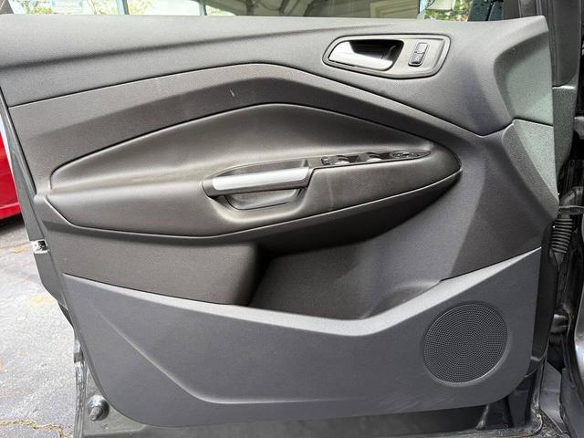 Photo of 2016 White Platinum Metallic Tri-Coat Ford Escape