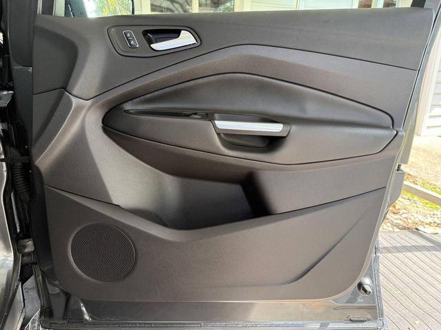 Photo of 2016 White Platinum Metallic Tri-Coat Ford Escape