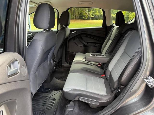 Photo of 2016 White Platinum Metallic Tri-Coat Ford Escape