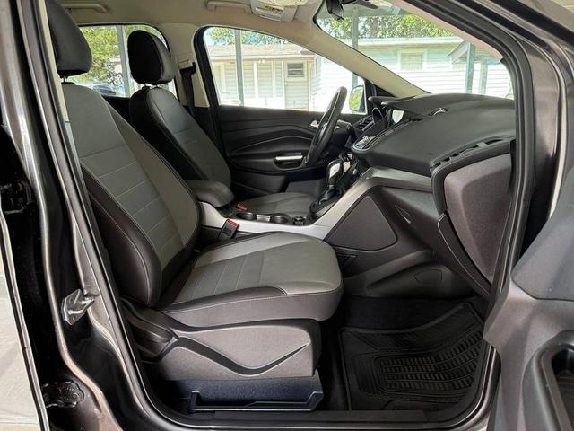 Photo of 2016 White Platinum Metallic Tri-Coat Ford Escape