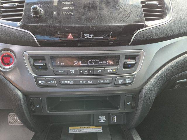 Photo of 2021 White Honda Pilot