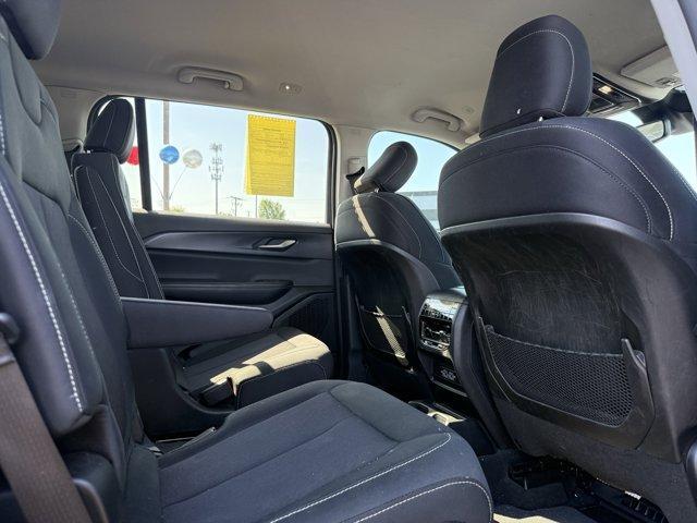 Photo of 2023 Silver Zynith Jeep Grand Cherokee L