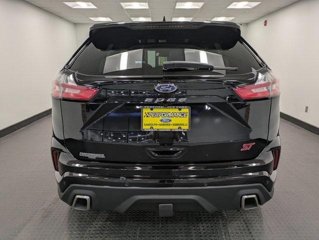 Photo of 2022 Agate Black Metallic Ford Edge