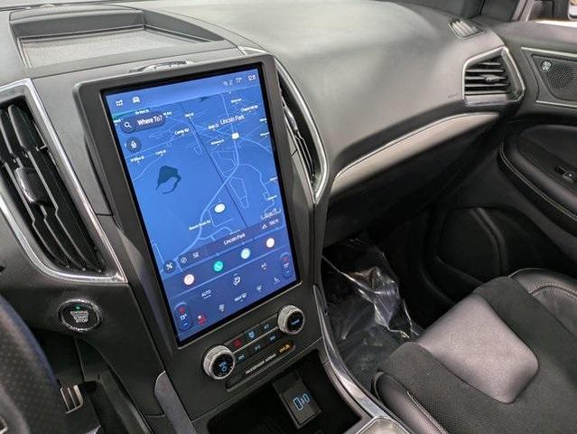 Photo of 2022 Agate Black Metallic Ford Edge