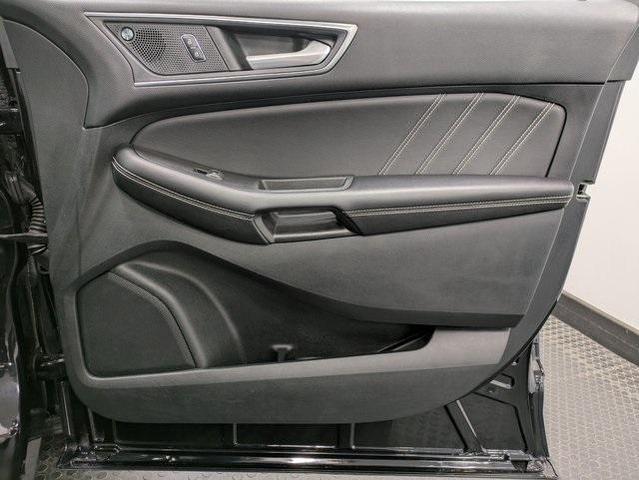 Photo of 2022 Agate Black Metallic Ford Edge