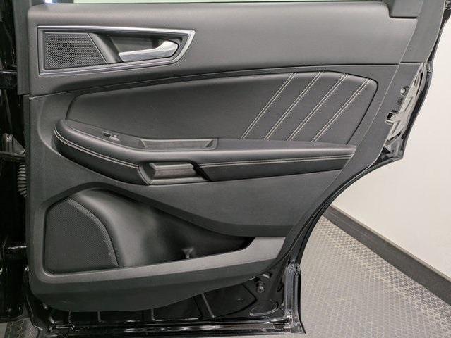 Photo of 2022 Agate Black Metallic Ford Edge
