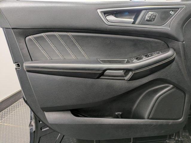 Photo of 2022 Agate Black Metallic Ford Edge