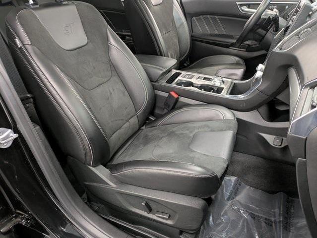 Photo of 2022 Agate Black Metallic Ford Edge