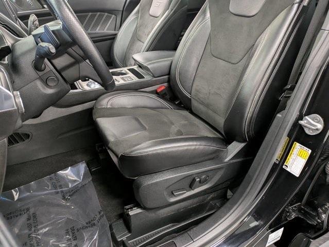 Photo of 2022 Agate Black Metallic Ford Edge