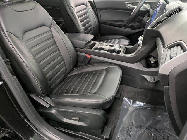 Photo of 2022 Agate Black Metallic Ford Edge