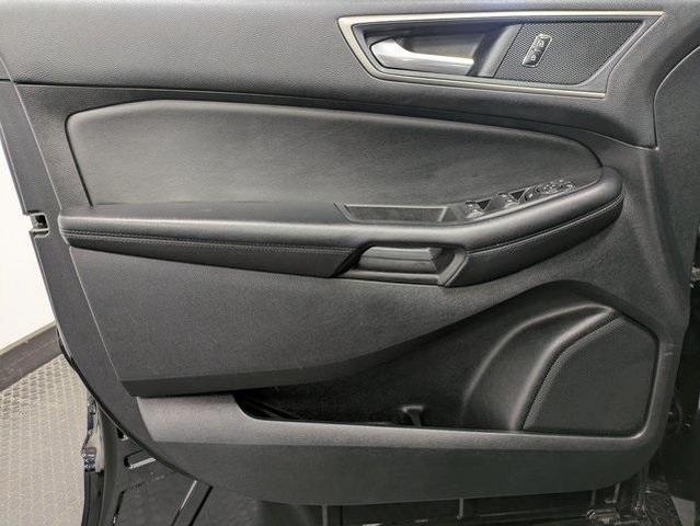Photo of 2022 Agate Black Metallic Ford Edge