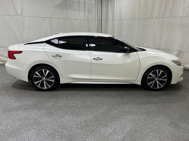 Photo of 2017 White Nissan Maxima