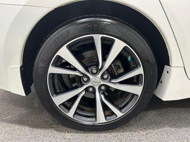Photo of 2017 White Nissan Maxima