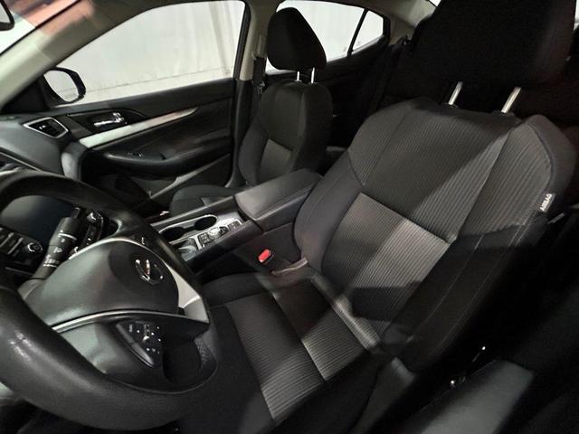 Photo of 2017 White Nissan Maxima